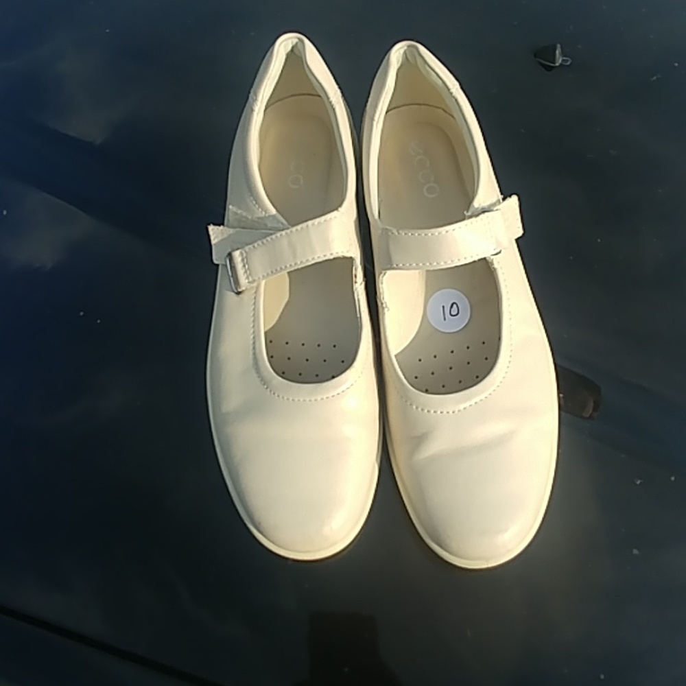 Women's 10 Ecco Mary Jane flats velcro beige